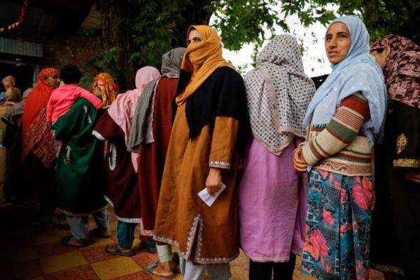 Orang-orang mengantri untuk memilih di tempat pemungutan suara selama tahap pemilihan umum keempat, di distrik Pulwama, Kashmir selatan, 13 Mei 2024. REUTERS 