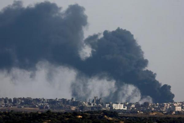 Asap mengepul setelah ledakan di Gaza utara, seperti yang terlihat dari Israel, 12 Mei 2024. REUTERS 