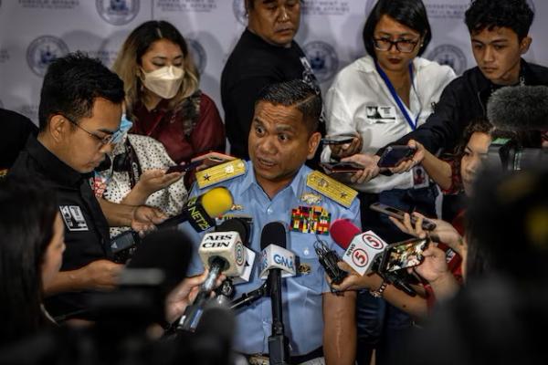Komodor Jay Tarriela, juru bicara Penjaga Pantai Filipina untuk Laut Filipina Barat, dalam konferensi pers di Departemen Luar Negeri di Manila, Filipina, 07 Agustus 2023. REUTERS 