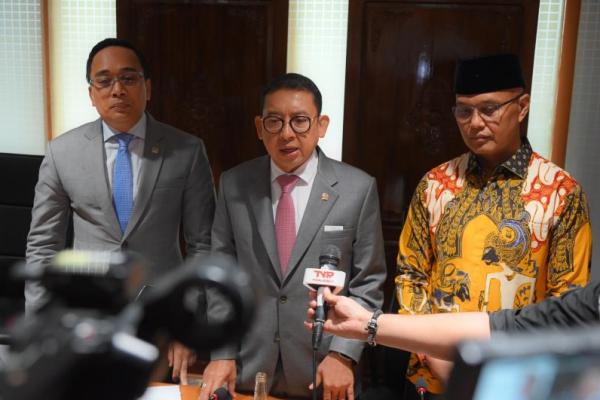 Ketua Badan Kerja Sama Antar Parlemen (BKSAP) DPR RI Fadli Zon (tengah). Foto: dpr 