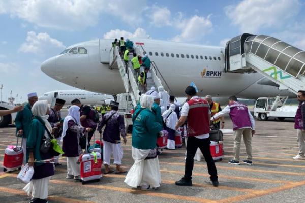 Penerbangan calon jamah haji 1445 H/2024. Foto: api/katakini 