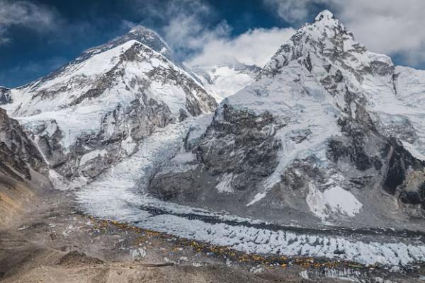 Pemandangan drone menunjukkan Gunung Everest bersama dengan Gletser Khumbu dan base camp di Nepal, 30 April 2024. Handout via REUTERS 