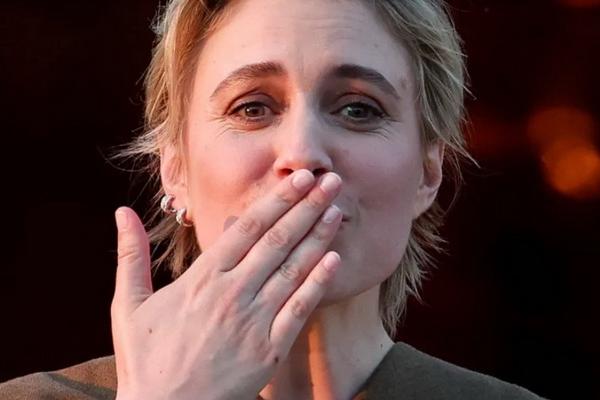 Presiden juri dan pembuat film ternama Greta Gerwig berfoto pada malam pembukaan Festival Film Cannes ke-77 di Cannes, Prancis. (FOTO: REUTERS) 