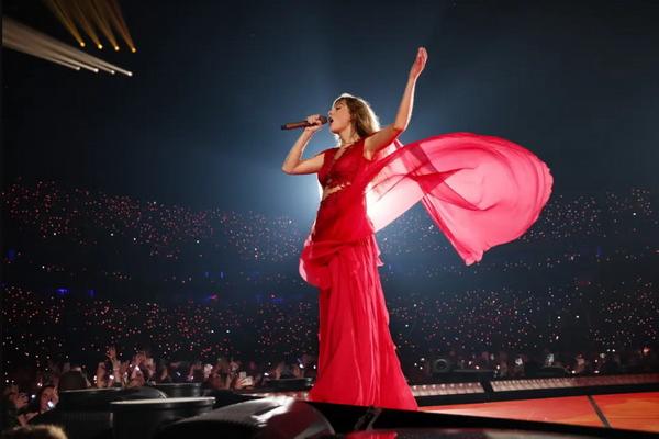 Taylor Swift di konser Eras Tour, Paris, Prancis. (FOTO: GETTY IMAGE) 