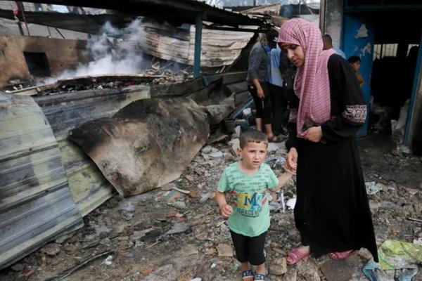Orang-orang berjuang untuk bertahan hidup ketika pasukan Israel menyerang sebuah sekolah milik badan PBB untuk pengungsi Palestina, yang menampung warga Palestina yang terpaksa meninggalkan rumah mereka di kamp Nuseirat di Deir el-Balah, Gaza, Selasa (14/5/2024). (FOTO: ANADOLU AGENCY) 