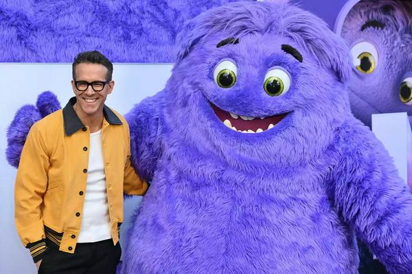 Ryan Reynolds dan Blue (karakter Steve Carell di `IF`). (FOTO: MIKE COPPOLA/GETTY IMAGE) 