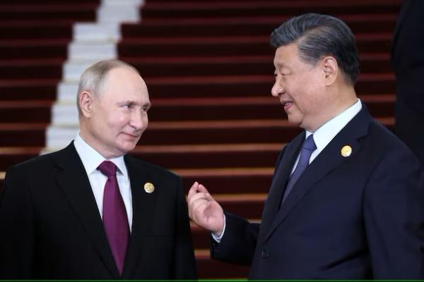 Presiden Rusia Vladimir Putin disambut oleh Presiden Tiongkok Xi Jinping saat upacara di Belt and Road Forum di Beijing, Tiongkok, 17 Oktober 2023. Sputnik via REUTERS 