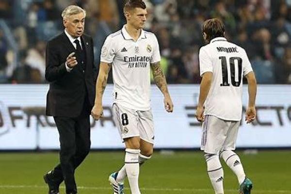 Ancelotti dengan dua gelandang veteran Real Madrid, Toni Kroos dan Luka Modirc 