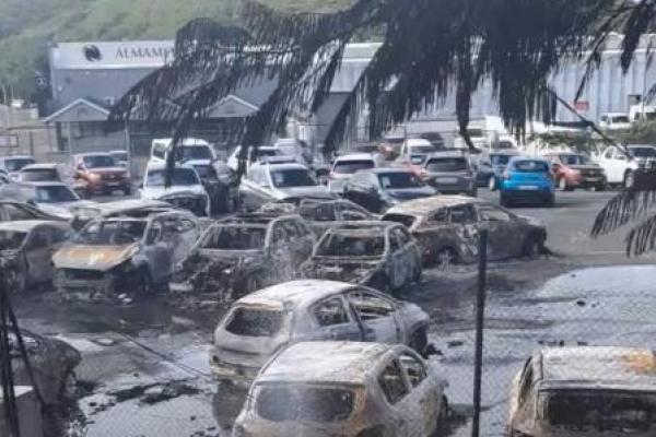 Mobil-mobil yang terbakar pasca protes, menjelang debat di Majelis Nasional Prancis mengenai perubahan konstitusi Kaledonia Baru, di Noumea, Kaledonia Baru 14 Mei 2024. Foto via REUTERS 