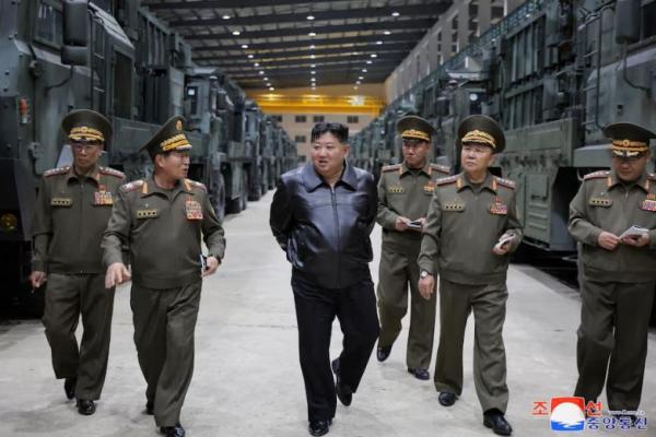 Pemimpin Korea Utara Kim Jong Un mengawasi sistem senjata rudal taktis di lokasi yang tidak diketahui, 14 Mei 2024 dalam gambar yang dirilis oleh KCNA via REUTERS 