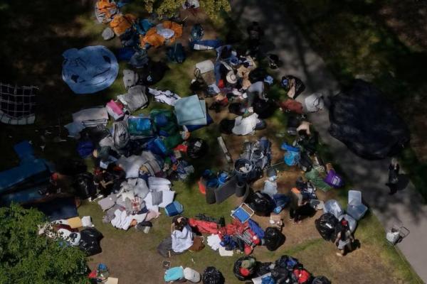 Tampilan drone menunjukkan pengunjuk rasa pro-Palestina secara sukarela mengemasi perkemahan mereka di Yard Universitas Harvard, di Cambridge, Massachusetts, AS, 14 Mei 2024. REUTERS 