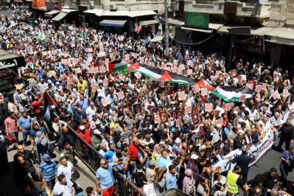 Para pengunjuk rasa membawa bendera dan spanduk selama protes mendukung warga Palestina di Gaza, di Amman, Yordania 3 Mei 2024. REUTERS 