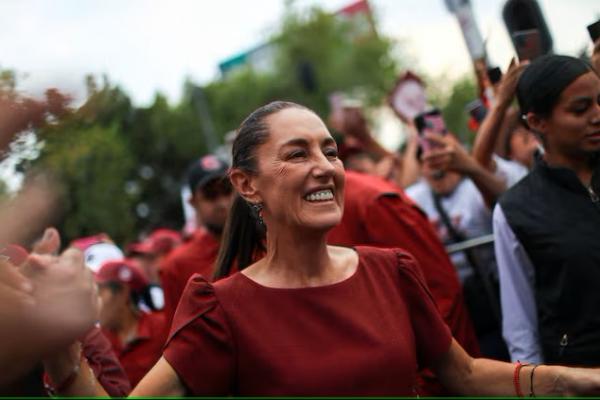 Kandidat presiden dari partai berkuasa MORENA Claudia Sheinbaum mengadakan rapat umum di Mexico City, Meksiko 5 Mei 2024. REUTERS 