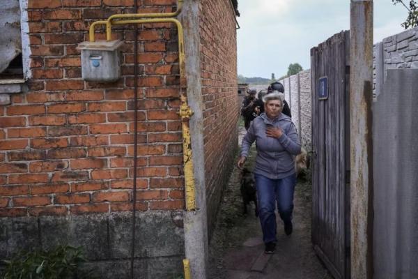 Seorang penduduk setempat mengungsi ke Kharkiv karena penembakan Rusia, di kota Vovchansk di wilayah Kharkiv, Ukraina 14 Mei 2024. REUTERS 