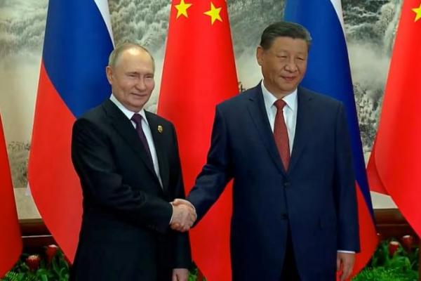 Presiden Rusia Vladimir Putin dan Presiden Tiongkok Xi Jinping bertemu di Beijing, Tiongkok 16 Mei 2024. Handout via REUTERS 