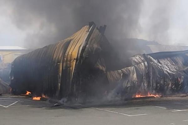 Asap mengepul dari garasi yang rusak saat para perusuh memprotes rencana perubahan pemilu lokal di Noumea, Kaledonia Baru, 15 Mei 2024. Foto via REUTERS 