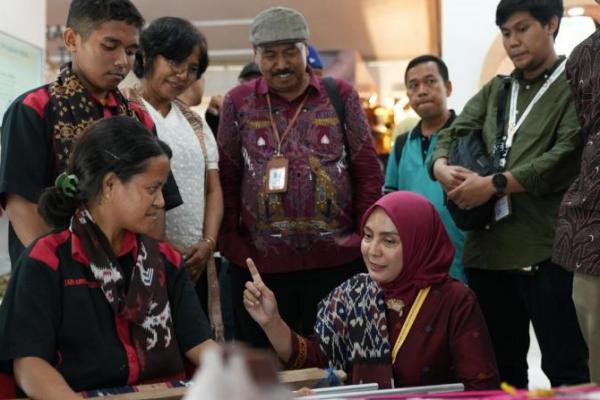 Direktur Jenderal Pendidikan Vokasi Kemendikbudristek, Kiki Yuliati berbincang terkait Pendidikan Kecakapan Wirausaha (PKW) Tekun Tenun dan Kriya. (Foto: Kemendikbudristek) 