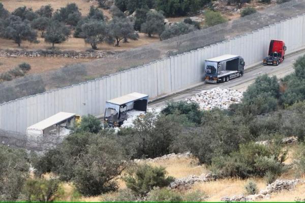 Pemandangan truk yang membawa bantuan ke Gaza yang dihentikan setelah dirusak oleh pemukim Israel di dekat pos pemeriksaan dekat Hebron di Tepi Barat yang diduduki Israel, 14 Mei 2024. REUTERS 