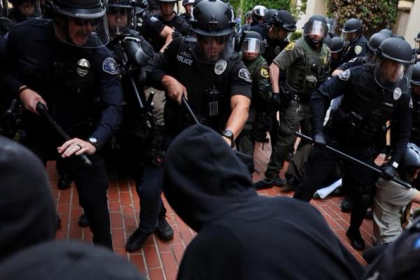 Demonstran bereaksi ketika petugas penegak hukum yang dikerahkan ke Universitas California, Irvine, di Irvine, California, AS 15 Mei 2024. REUTERS 