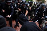 Demonstran bereaksi ketika petugas penegak hukum yang dikerahkan ke Universitas California, Irvine, di Irvine, California, AS 15 Mei 2024. REUTERS
