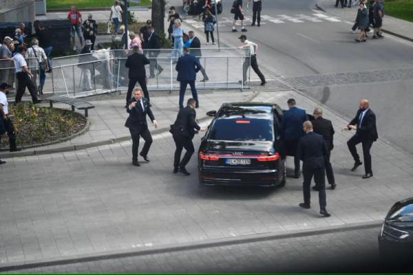 Petugas keamanan memindahkan PM Slovakia Robert Fico di dalam mobil setelah insiden penembakan, di Handlova, Slovakia, 15 Mei. REUTERS 