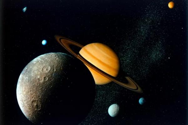 Gambar stok Saturnus dan bulan-bulannya. (FOTO: HERITAGE SPACE/GETTY IMAGE) 