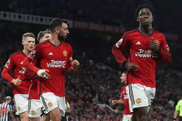 Manchester United meraih kemenangan pertamanya setelah empat pertandingan 