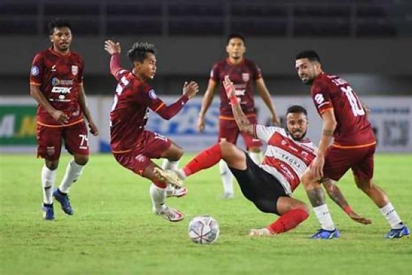 Madura United versus Borneo FC di Leg Pertama 