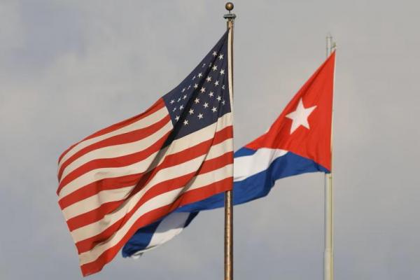 Pemandangan bendera Kuba dan AS di samping Kedutaan Besar AS di Havana, Kuba, 13 Mei 2024. REUTERS 