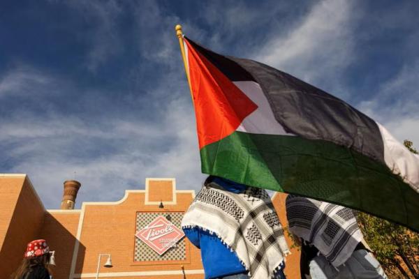 Para pengunjuk rasa mengibarkan bendera Palestina di luar perkumpulan mahasiswa di Kampus Auraria di Denver, Colorado, AS, 14 Mei 2024. REUTERS 