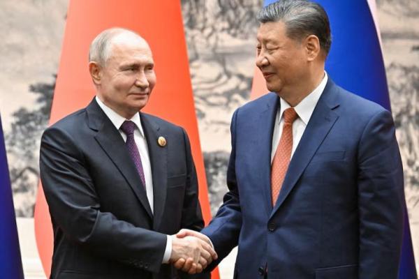 Presiden Rusia Vladimir Putin berjabat tangan dengan Presiden Tiongkok Xi Jinping saat pertemuan di Beijing, Tiongkok 16 Mei 2024. Sputnik via REUTERS 