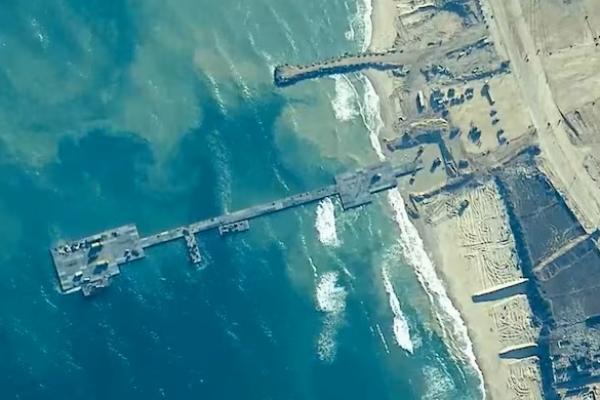 Anggota Angkatan Darat AS, Angkatan Laut AS, dan militer Israel mendirikan Dermaga Trident untuk menyalurkan bantuan kemanusiaan, di pantai Gaza, 16 Mei 2024. Handout AS via REUTERS 