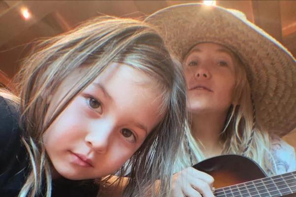 Kate Hudson Ungkap Putrinya Rani Sangat Modis dalam Berpakaian