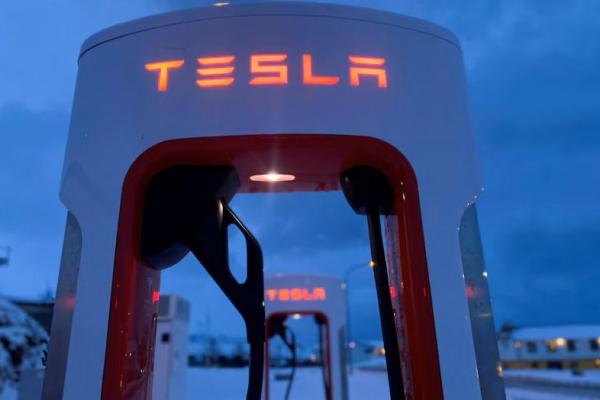 Pengisi daya kendaraan listrik Tesla terlihat selama musim dingin di Hofn, Islandia, 16 Februari 2022. REUTERS 
