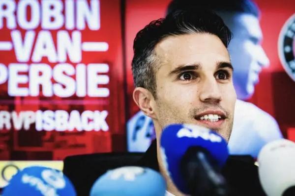 Legenda Arsenal dan Manchester United Robin van Persie ditunjuk jadi pelatih kepala SC Heerenveen. (Foto: Goal) 