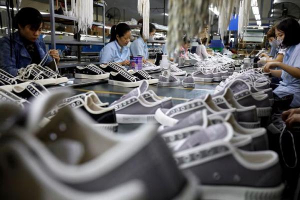 Karyawan bekerja di pabrik sepatu untuk ekspor di Hanoi, Vietnam 29 Desember 2020. REUTERS 