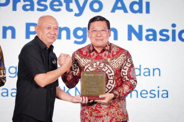 Kepala Badan Pangan Nasional Arief Prasetyo menerima penghargaan dari Menkop UKM Teten Masduki, di Jakarta, Jumat (17/5/2024).(Foto: NFA) 