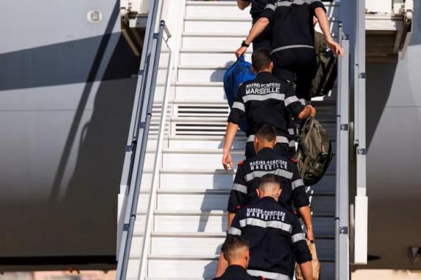 Anggota Batalyon Pemadam Angkatan Laut Marseille menaiki pesawat Angkatan Udara Prancis di pangkalan udara militer Istres dekat Marseille, Prancis, 16 Mei 2024. REUTERS 