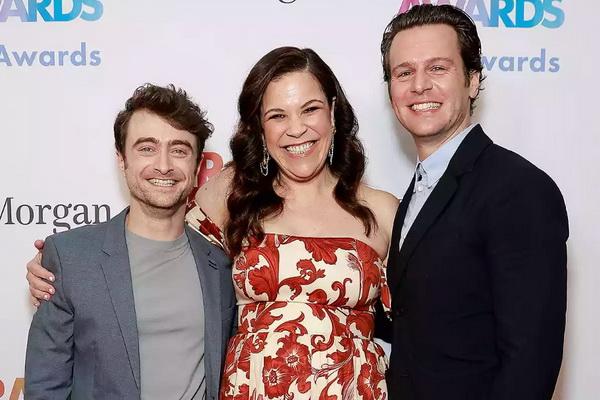 Daniel Radcliffe Tegang Jadi Pembawa Cincin Pernikahan Temannya Lindsay Mendez