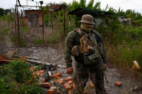 Seorang anggota kelompok paramiliter Rusia pro-Ukraina Legiun Kebebasan Rusia kembali berperang dengan pasukan Rusia di dekat perbatasan, di wilayah Kharkiv, Ukraina 15 Mei 2024. REUTERS 