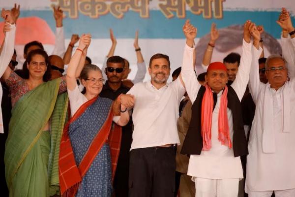 Pemimpin partai Kongres oposisi utama India Priyanka Gandhi Vadra, bergandengan tangan dengan saudaranya saat kampanye pemilu di Raebareli, Uttar Pradesh, India, 17 Mei 2024. REUTERS 