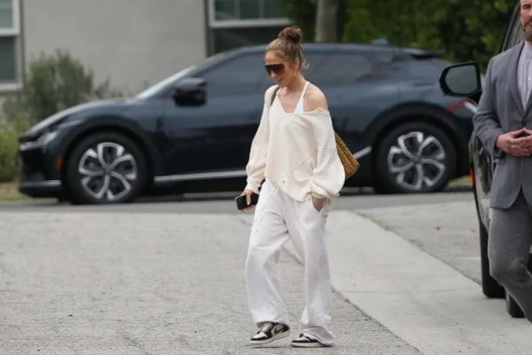 Jennifer Lopez tersenyum ketika dia terlihat memasuki studio tari di Los Angeles, Jumat (17/5/2024). (FOTO: GC IMAGE) 