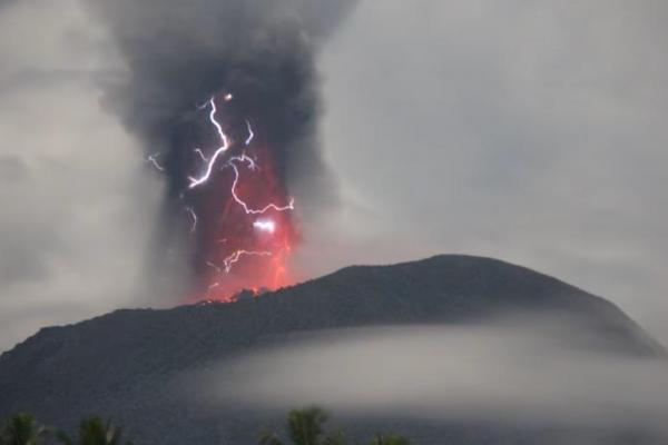 Letusan Gunung Ibu di Maluku Utara Memaksa Warga Tujuh Desa Mengungsi