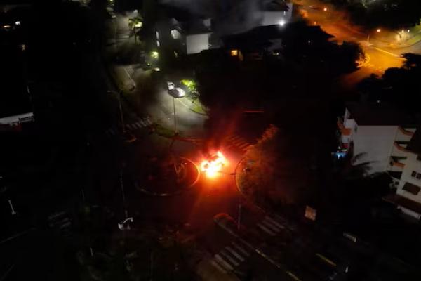 Sebuah mobil terlihat terbakar, di tengah protes oleh penduduk asli Kanak, di Noumea, Kaledonia Baru 18 Mei 2024 dalam tangkapan layar dari video yang diperoleh REUTERS 