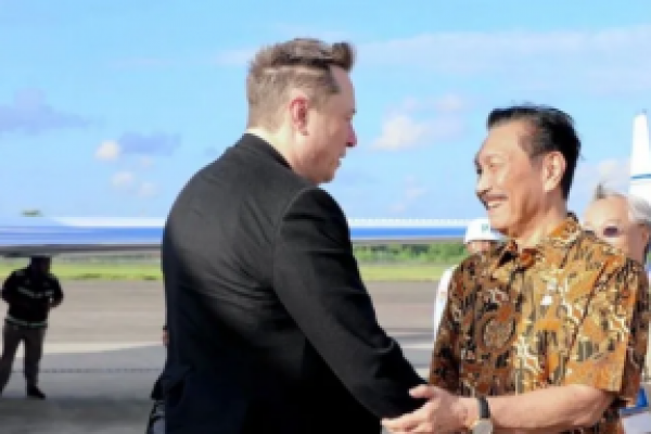 Menteri Koordinator Bidang Maritim dan Investasi Luhut Binsar Pandjaitan menyambut kedatangan CEO Tesla Inc. sekaligus SpaceX Elon Musk di Bandara I Gusti Ngurah Rai,Bali, Minggu (19/4/2024) 
