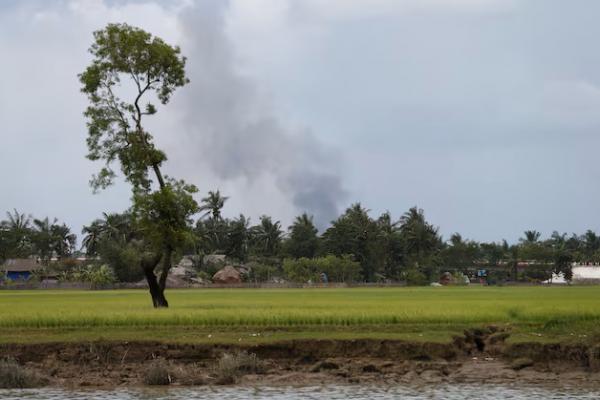 Asap api terlihat di sebuah desa di Buthidaung, Myanmar 29 Agustus 2017. REUTERS 