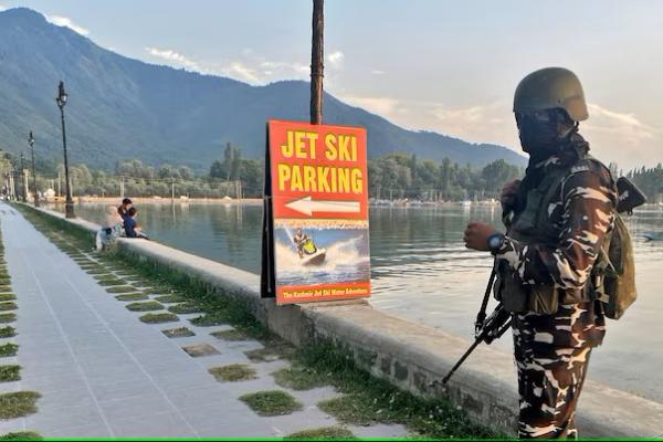 Personel pasukan keamanan India berjaga di tepi Danau Dal, salah satu tempat wisata utama Kashmir, di Srinagar, India 6 Juli 2023. REUTERS 