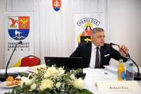 Perdana Menteri Slovakia Robert Fico menghadiri pertemuan pemerintah, sebelum insiden penembakan yang menyebabkan dia terluka, di Handlova, Slovakia, 15 Mei 2024. REUTERS