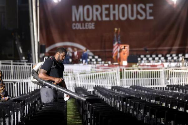 Kursi dibersihkan untuk upacara wisuda Morehouse College di mana Presiden AS Joe Biden akan memberikan pidato wisuda di Atlanta, Georgia, AS, 19 Mei 2024. REUTERS 