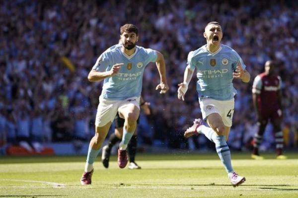 Phil Foden mencetak dua gol saat Manchester City melawan West Ham United 